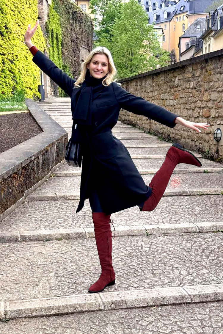 Burgundy red women's leather thigh-high boots. Round toe. Flat leather soles. Made to measure. Worn view - Florence KOOIJMAN